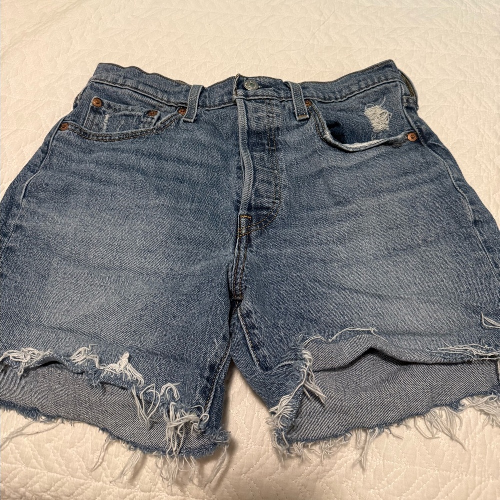 High wasted Levi’s shorts